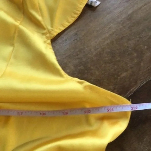 Women gold color party dress with mess at the bottom size XL - Picture 10 of 13